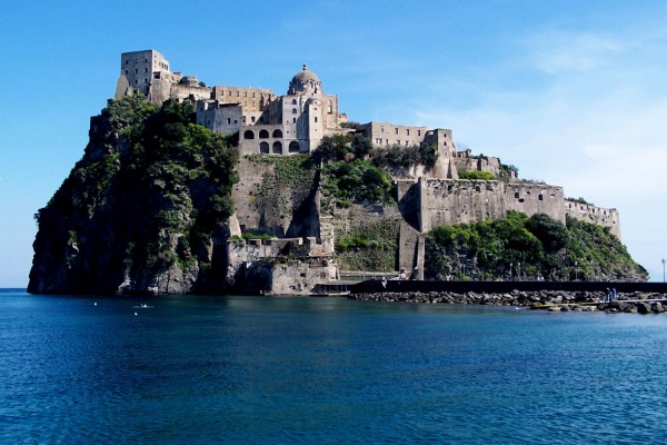 Арагонский замок в Италии